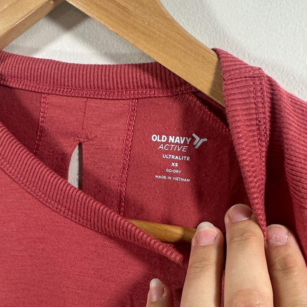 Old Navy Active Woman's Ultralite Go-Dry Maroon Red Open Back Workout Tee XS - Picture 3 of 8